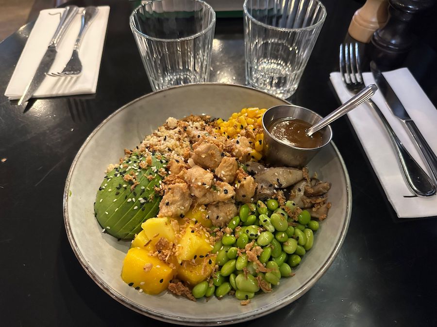 Poke-bowl poulet brasserie Les Ondes